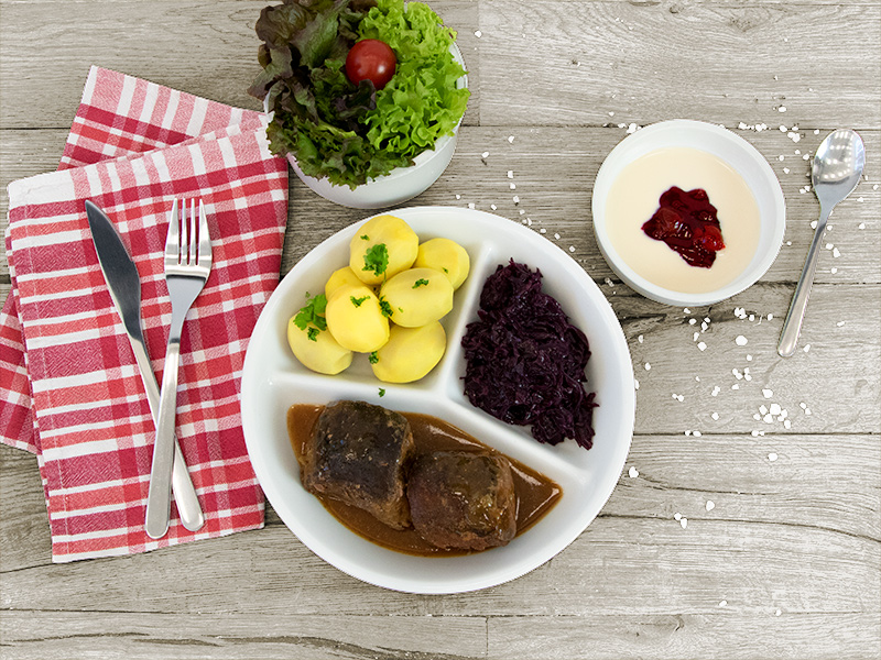 Aufwendig drapierte und frisch zubereitete Gerichte von Henkelmann Gastronomiebetrieb.