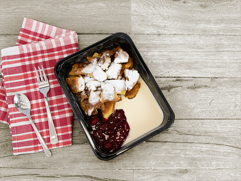 Aufwendig drapierte und frisch zubereitete süße Speise von Henkelmann Gastronomiebetrieb.